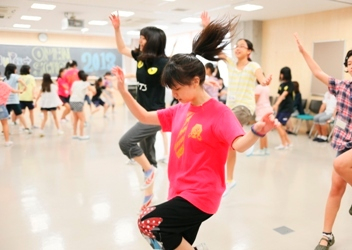 Web_les_sing_and_dance